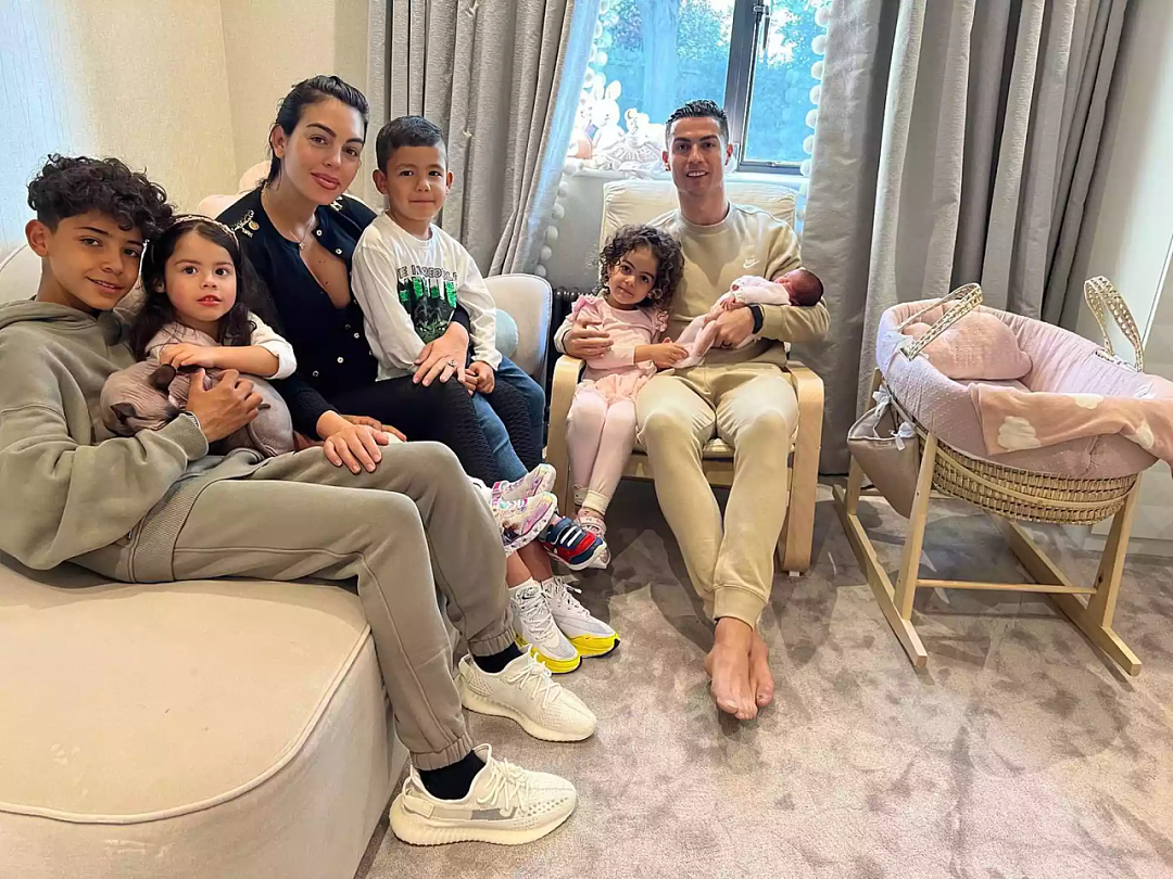 C罗和女友官宣订婚！爱情长跑9年一起养了5个娃，巨大钻戒闪瞎全球网友（组图） - 17