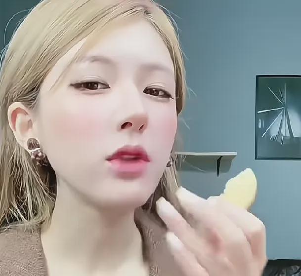 热搜第一！赵露思陷“假助农”风波，带货苹果汁价格贵3倍，品牌股东是其好友，网友怒斥虚假直播呼吁封杀（组图） - 32