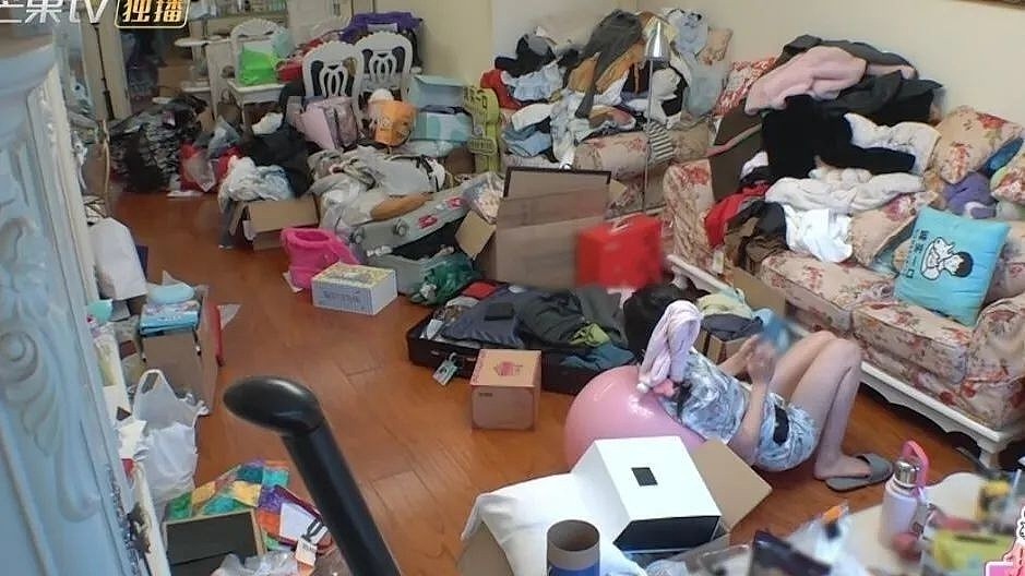 30岁女星家中太乱登热搜,满屋杂物堆积,本人道歉:我小姨妈已买机票来帮忙做深度清洁(组图) - 2
