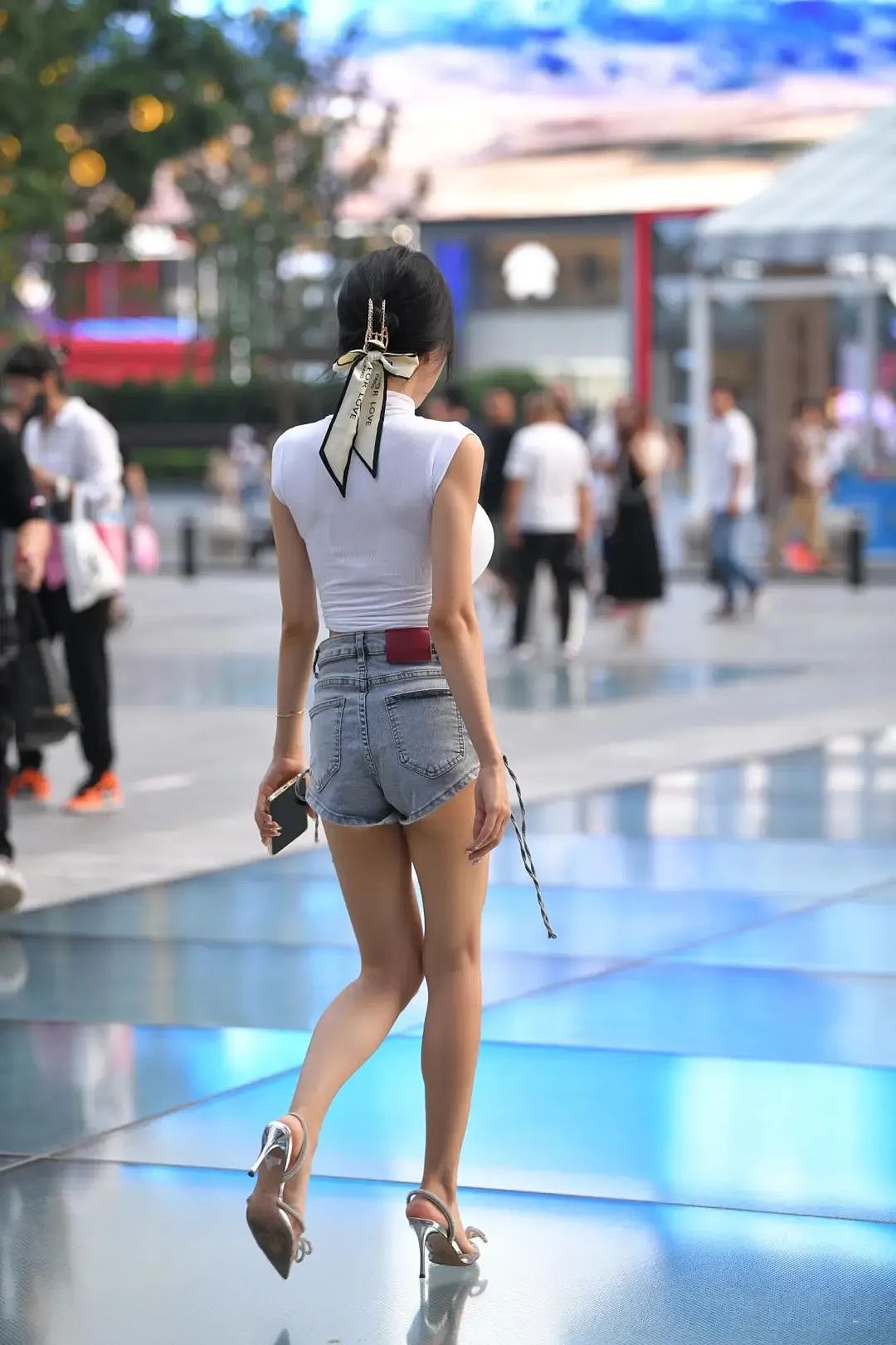 【美女】沪上丰满少妇街拍！36D大身材！完美臀比！太好看了（组图） - 1
