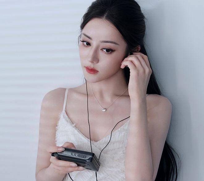 热巴被曝和黄景瑜拍同一本杂志，网友怀疑二人没分手，还可能同城（组图） - 18