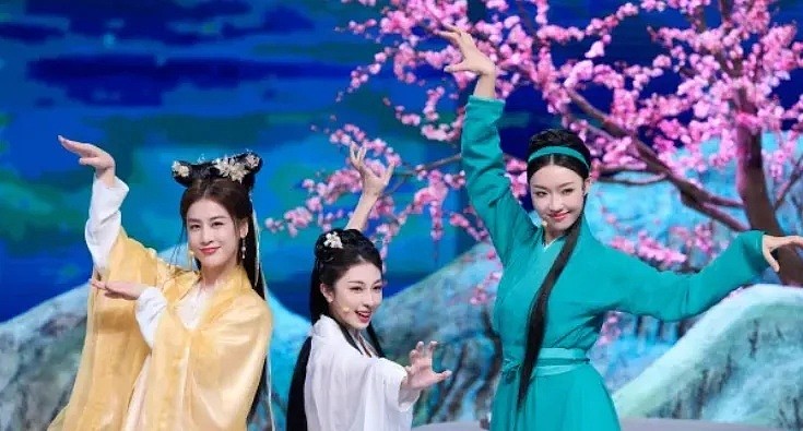 30岁女星家中太乱登热搜,满屋杂物堆积,本人道歉:我小姨妈已买机票来帮忙做深度清洁(组图) - 8