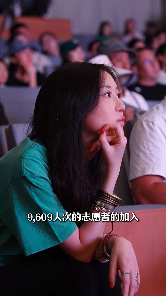 19岁李嫣活动上转圈圈打招呼,苗条清瘦像王菲,李亚鹏谈女儿一度泪目(组图) - 13