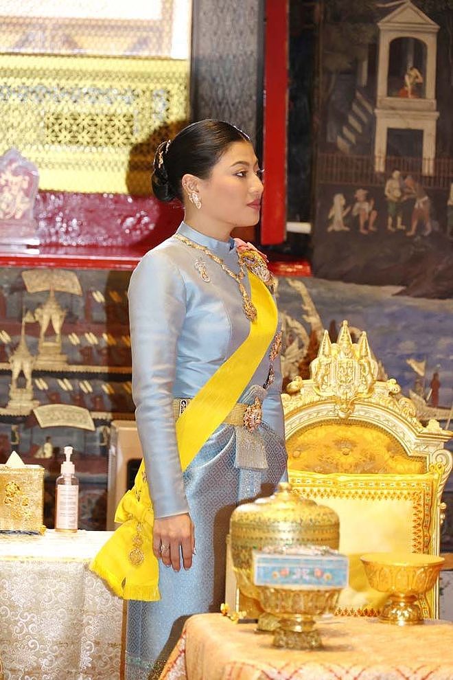 47岁苏提达独自为王太后庆生,笑容灿烂,73岁泰王“失踪”引猜测(组图) - 7