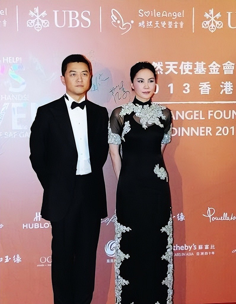 19岁李嫣活动上转圈圈打招呼,苗条清瘦像王菲,李亚鹏谈女儿一度泪目(组图) - 14