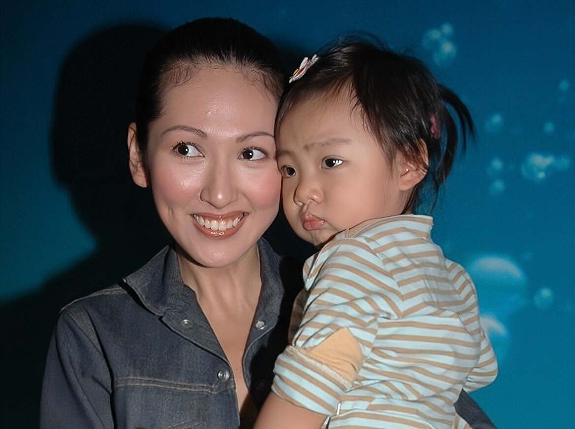 香港知名女星罕见露面，状态冻龄撞脸赵雅芝，嫁大马富商连生三女（组图） - 6