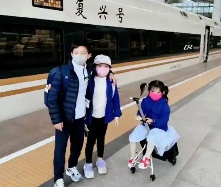 郭晶晶夫妇现身布达拉宫，夫妻俩手牵手超甜，霍启刚西装墨镜好帅（组图） - 12