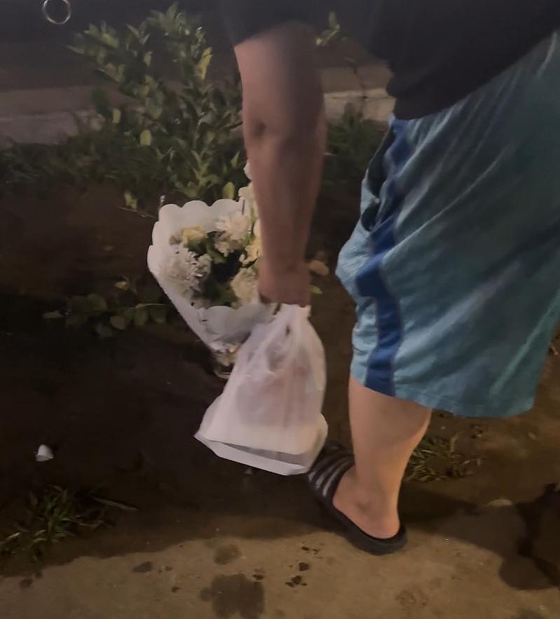 花圈+哀乐，华人摊贩奇招抢地盘，美警管不了（组图） - 1