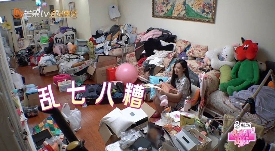 30岁女星家中太乱登热搜,满屋杂物堆积,本人道歉:我小姨妈已买机票来帮忙做深度清洁(组图) - 1