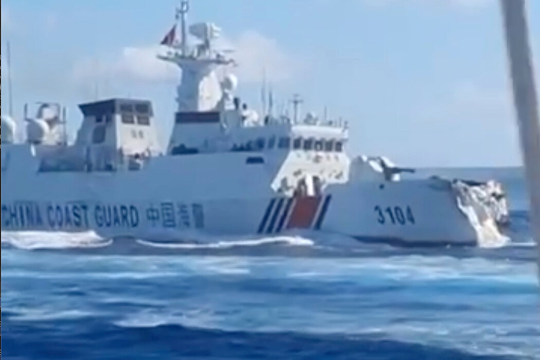 中国海警船与解放军军舰相撞，菲律宾批“危险动作”（组图） - 2