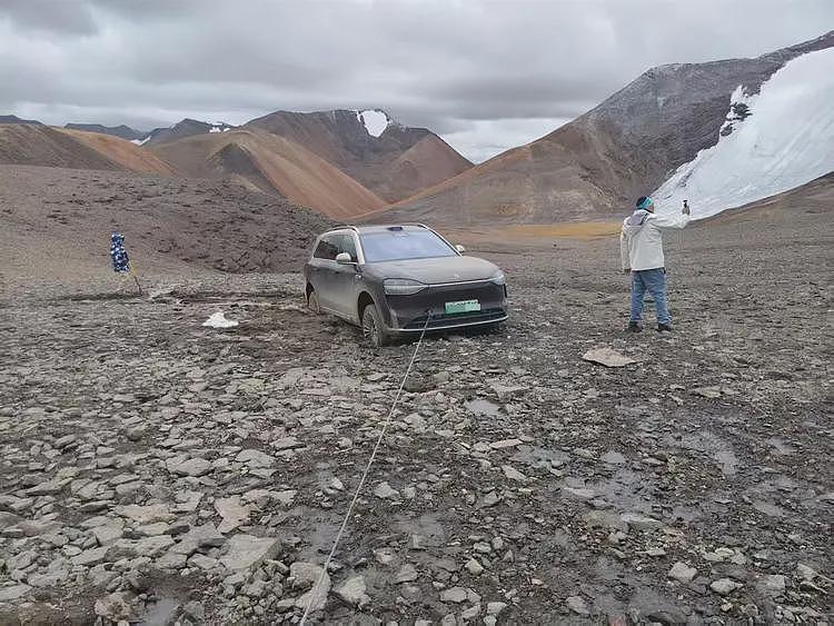 问界M9在全球最高公路垭口陷车被营救，车主发视频感谢遭网暴，当事人回应（组图） - 4