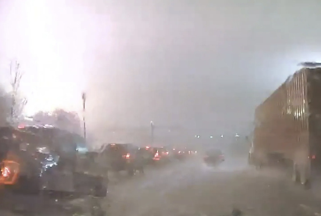 视频疯传！闪电直劈电杆，爆炸火球冲天吞没街道，交通灯全灭，秒变灾难片（视频/组图） - 2