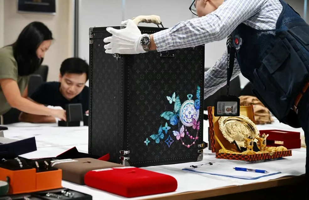 58公斤金条、80年茅台、466件奢侈品！新加坡特大洗钱案资产变卖现场，奢靡至极（组图） - 17