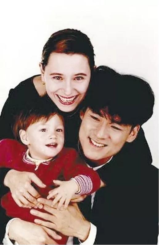 周华健因肚子大引热议！妻子曾因压力过大满头白发，被嘲母子恋（组图） - 6
