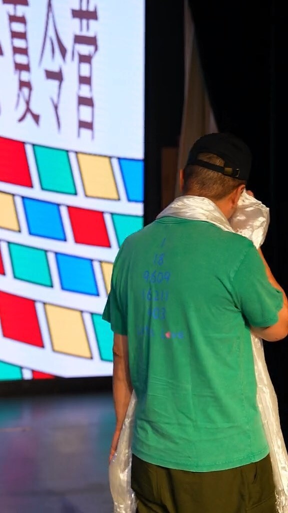 19岁李嫣活动上转圈圈打招呼,苗条清瘦像王菲,李亚鹏谈女儿一度泪目(组图) - 10
