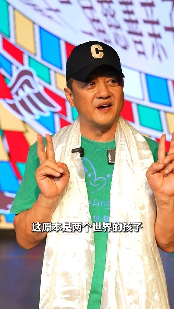 19岁李嫣活动上转圈圈打招呼,苗条清瘦像王菲,李亚鹏谈女儿一度泪目(组图) - 8