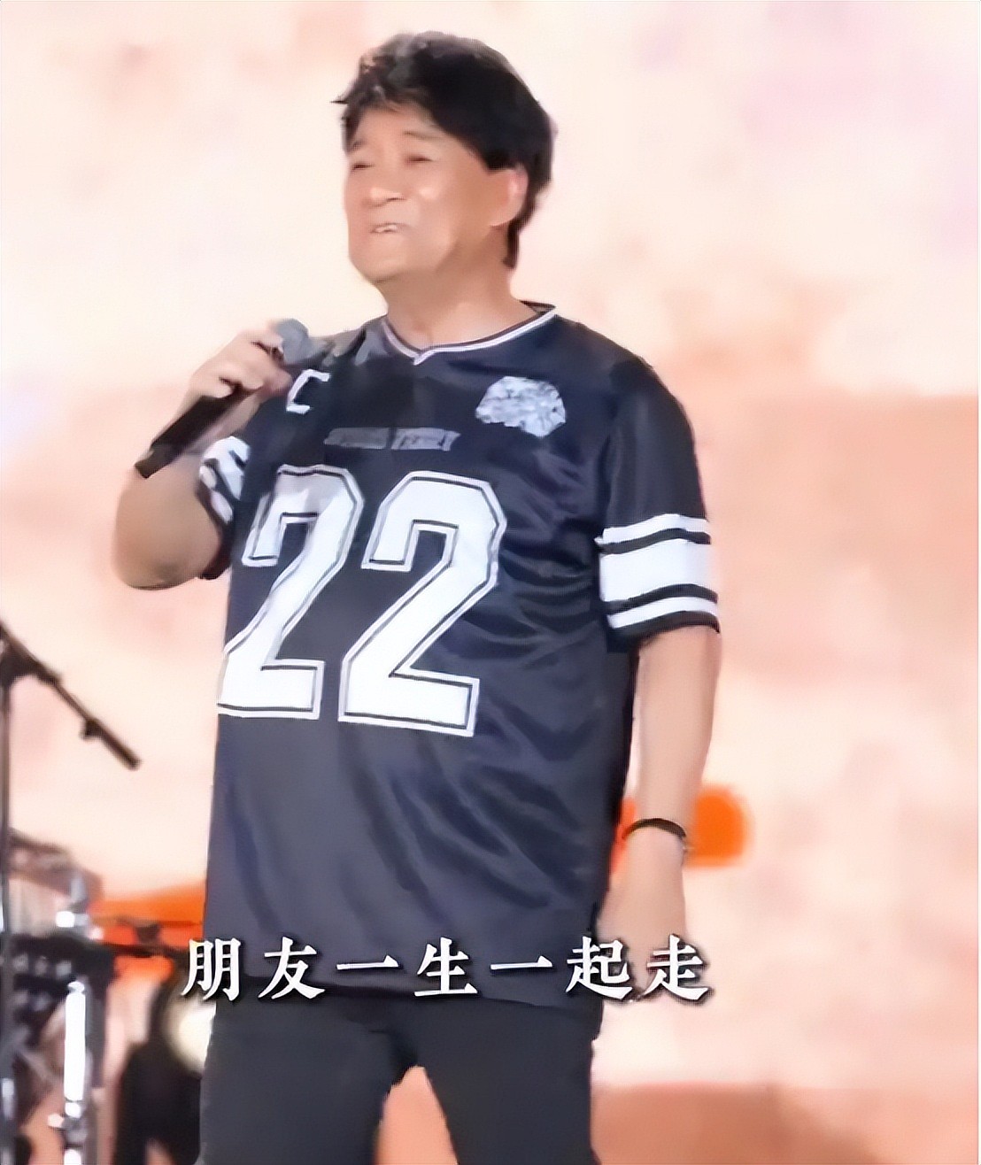 周华健因肚子大引热议！妻子曾因压力过大满头白发，被嘲母子恋（组图） - 2