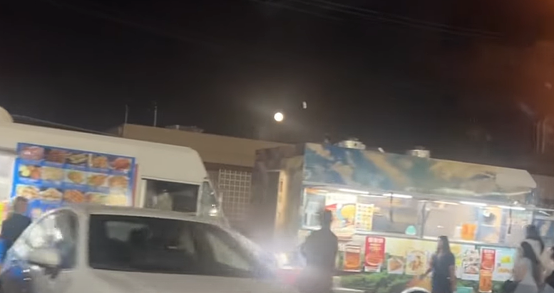 加州华人摊贩为抢夜市，竟摆灵堂占摊位？路人以为命案现场（组图） - 1