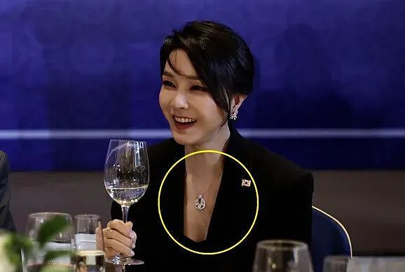 韩国前总统夫妇双双入狱，热爱奢侈品的前第一夫人监狱生活曝光，住6平单人房，打地铺，洗澡要去公共澡堂？（组图） - 4