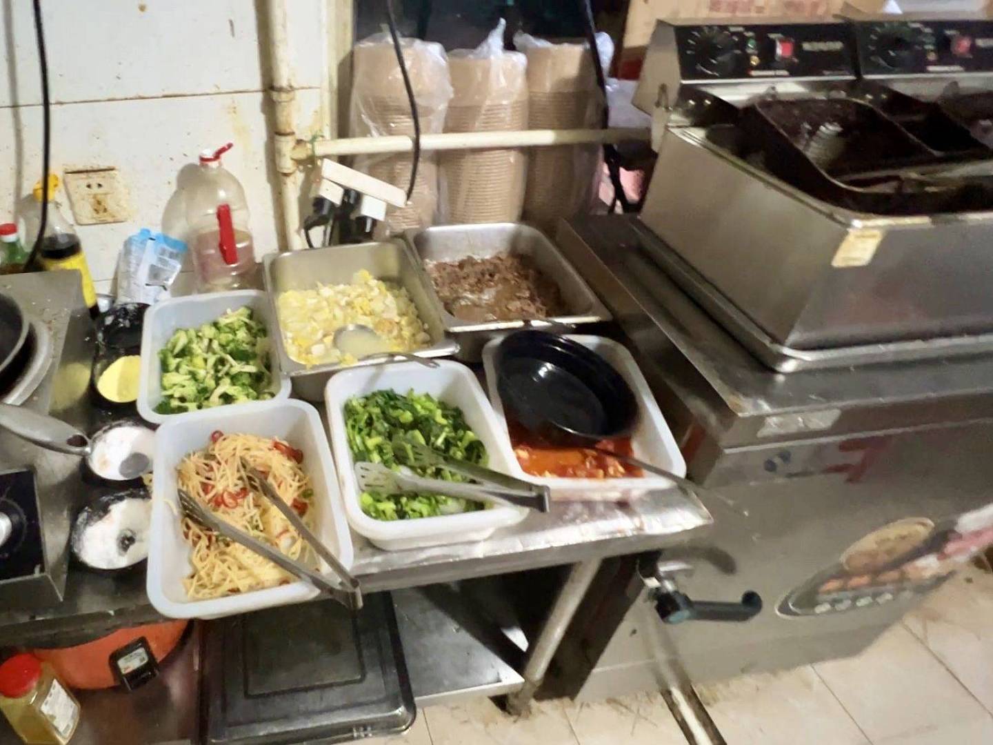外卖员曝光小作坊:外卖档口隔间内徒手做蛋包饭(组图) - 1