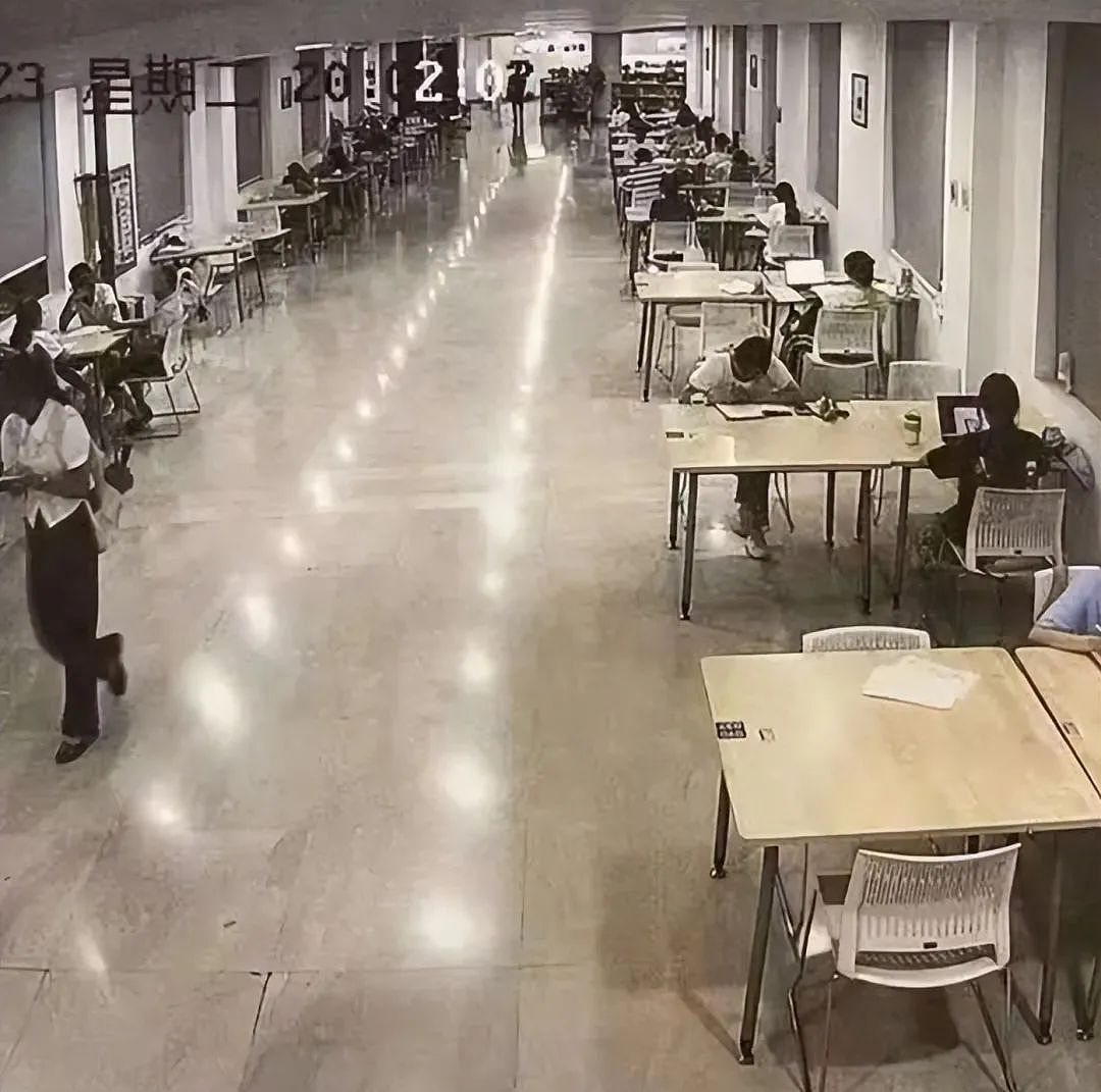 演唱会女生腿上被粘不明液体后报警,现场视频流出反被骂:穿这样活该(视频/组图) - 15