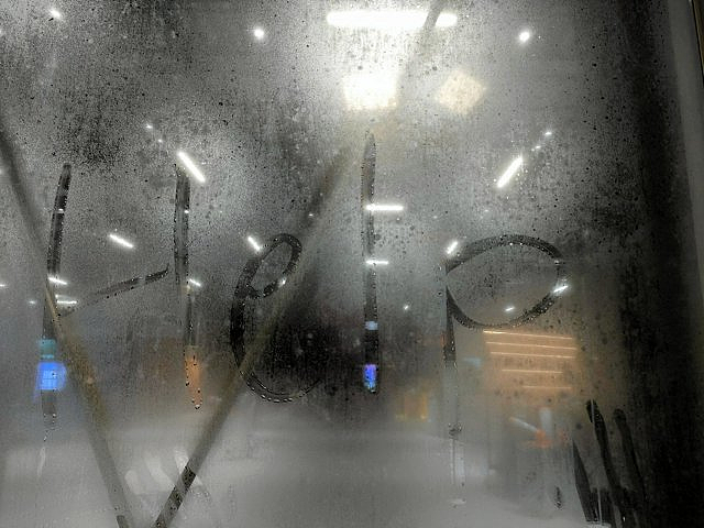 日本大阪地铁瘫痪，约3万人被困！游客在窗户写字求救（组图） - 2