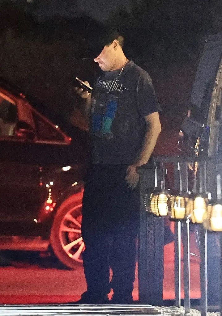影帝的社死瞬间！小李子被拦下搜身，警察竟然没认出他...（组图） - 2