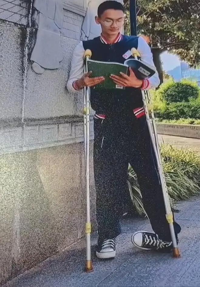 四川凉山“拄拐少年”被宁夏大学录取,录取通知书送达时他已因病离世(组图) - 1