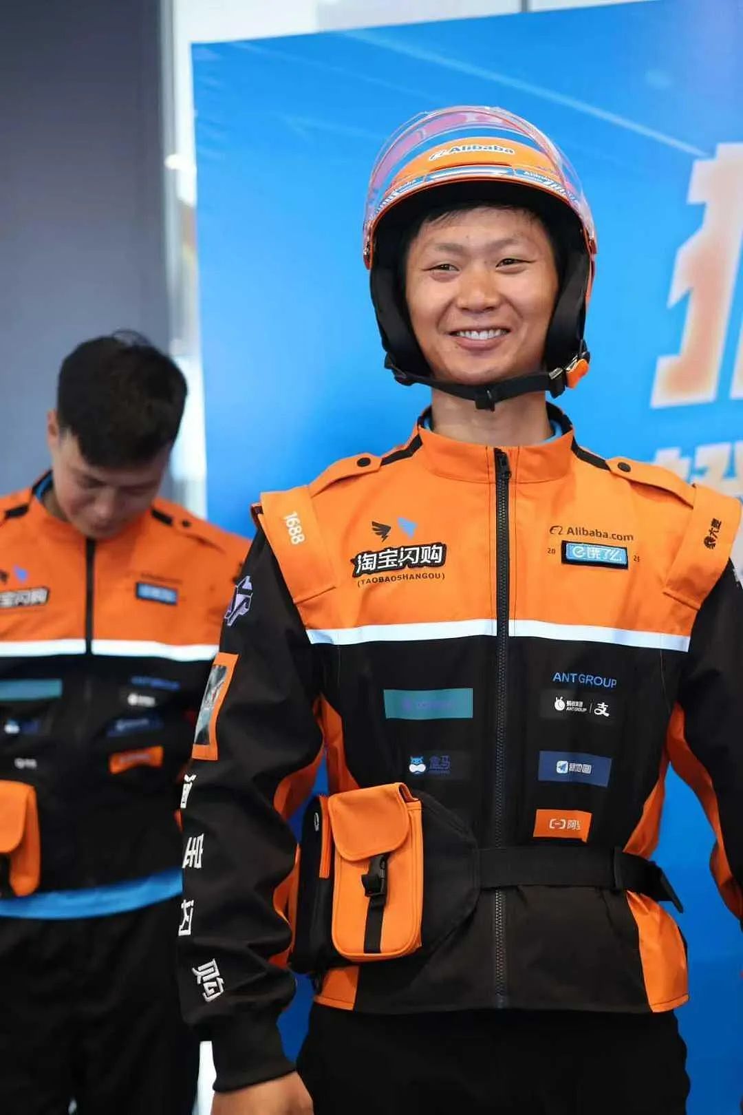 淘宝闪购骑手新工装,撞脸迈凯伦赛车服!网友:这是外卖界F1?(组图) - 18