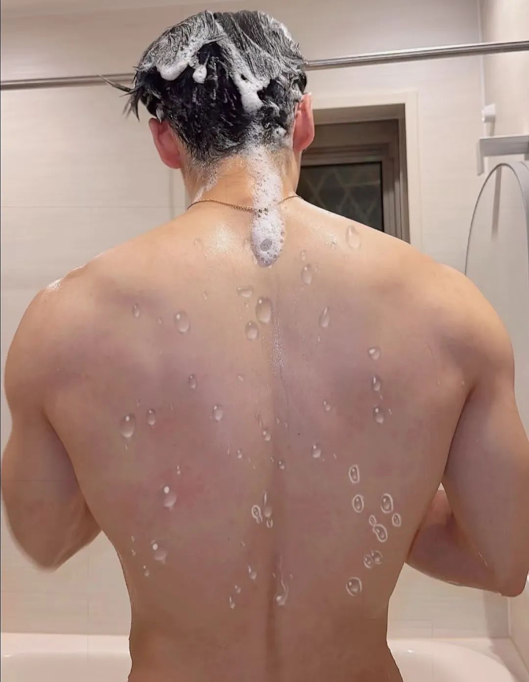 【帅哥】185性感肌肉小狼狗,饱满胸肌,八块腹肌,浴缸拍照太诱惑...(组图) - 1