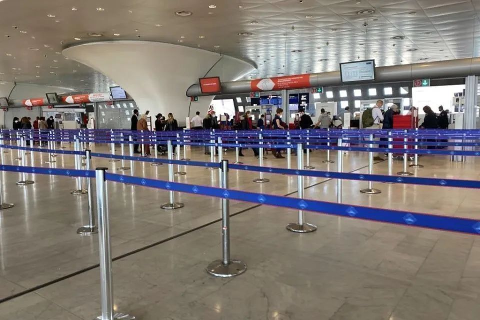300名旅客滞留巴黎机场，48小时缺水昏迷，员工都躲起来！（组图） - 8