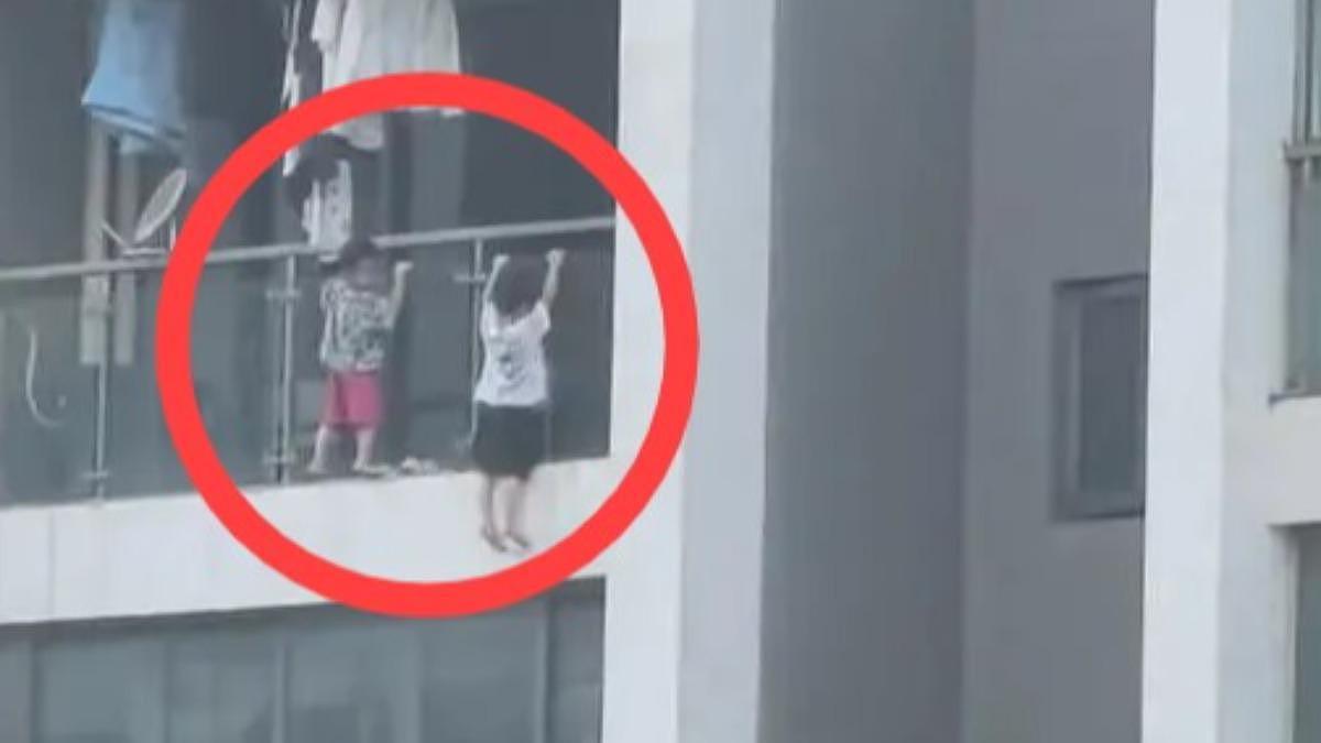 2幼童13楼阳台外悬空吊单杠惊悚画面曝！邻居急坏（组图） - 1
