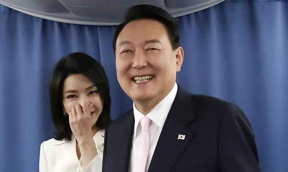 韩国前总统夫妇双双入狱，热爱奢侈品的前第一夫人监狱生活曝光，住6平单人房，打地铺，洗澡要去公共澡堂？（组图） - 1