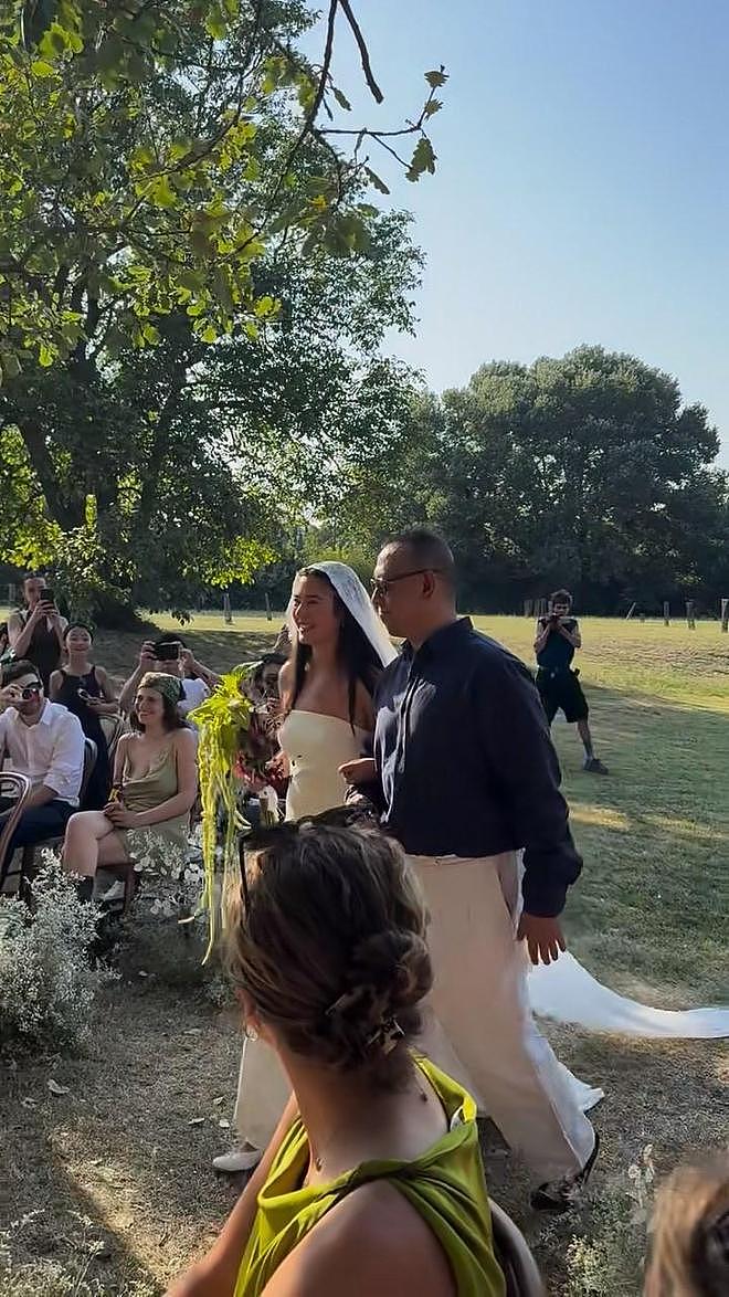 姜文女儿结婚后首露面，一脸雀斑撞脸王祖贤，法国老公未露面（组图） - 9