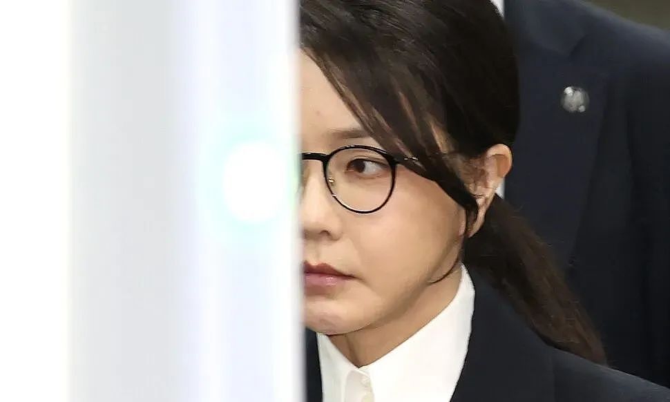 韩国前总统夫妇双双入狱，热爱奢侈品的前第一夫人监狱生活曝光，住6平单人房，打地铺，洗澡要去公共澡堂？（组图） - 14