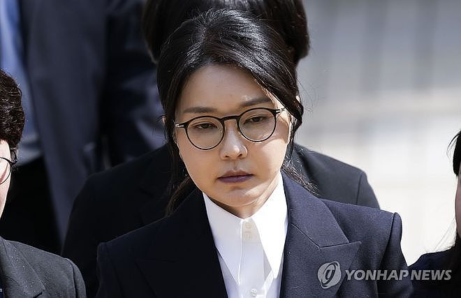 韩国“硅胶脸夫人”收过的奢侈品曝光，把自己当王妃，被捕成必然（组图） - 1