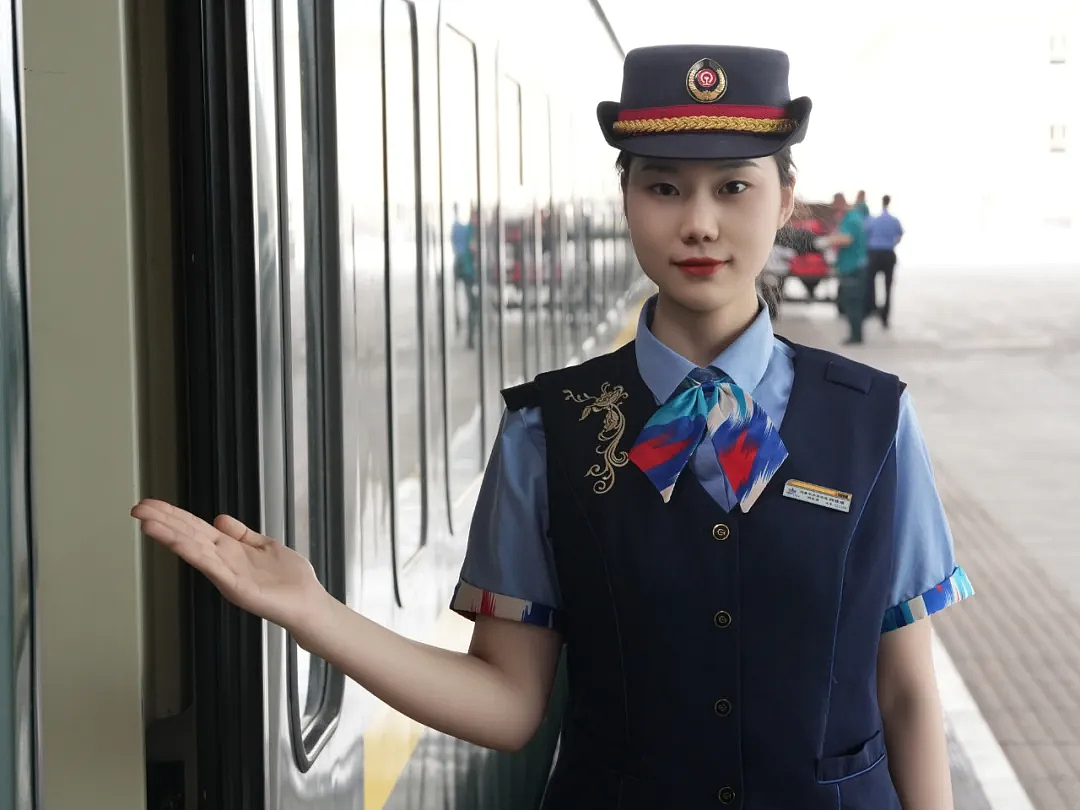 “穿上人均迪丽热巴、一生就穿一次”！打工人抢着去新疆菜市场做套“百元高定”？（组图） - 22