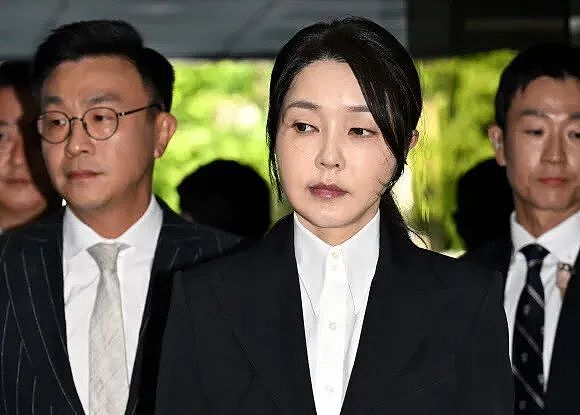 韩国前总统夫妇双双入狱，热爱奢侈品的前第一夫人监狱生活曝光，住6平单人房，打地铺，洗澡要去公共澡堂？（组图） - 6