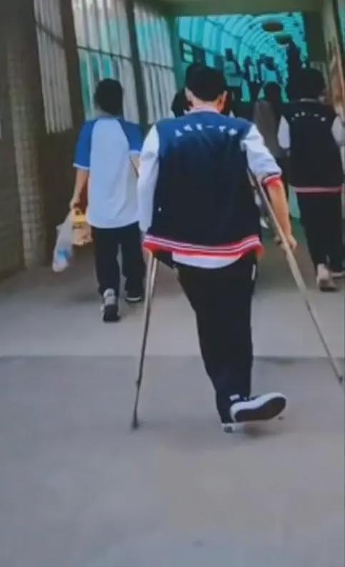 四川凉山“拄拐少年”被宁夏大学录取,录取通知书送达时他已因病离世(组图) - 5