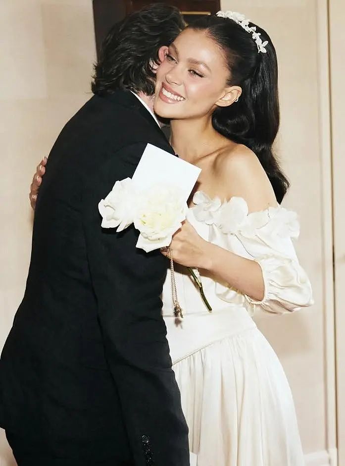太狠!贝克汉姆好大儿为名媛老婆重办婚礼,爸妈弟妹压根没通知?小贝心碎:你干脆去掉爹的姓氏吧!(组图) - 26