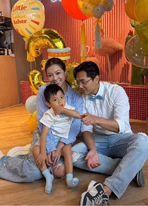 香港女星儿子患罕见病后,老公受打击短暂失忆,自己在洗澡时痛哭(组图) - 1
