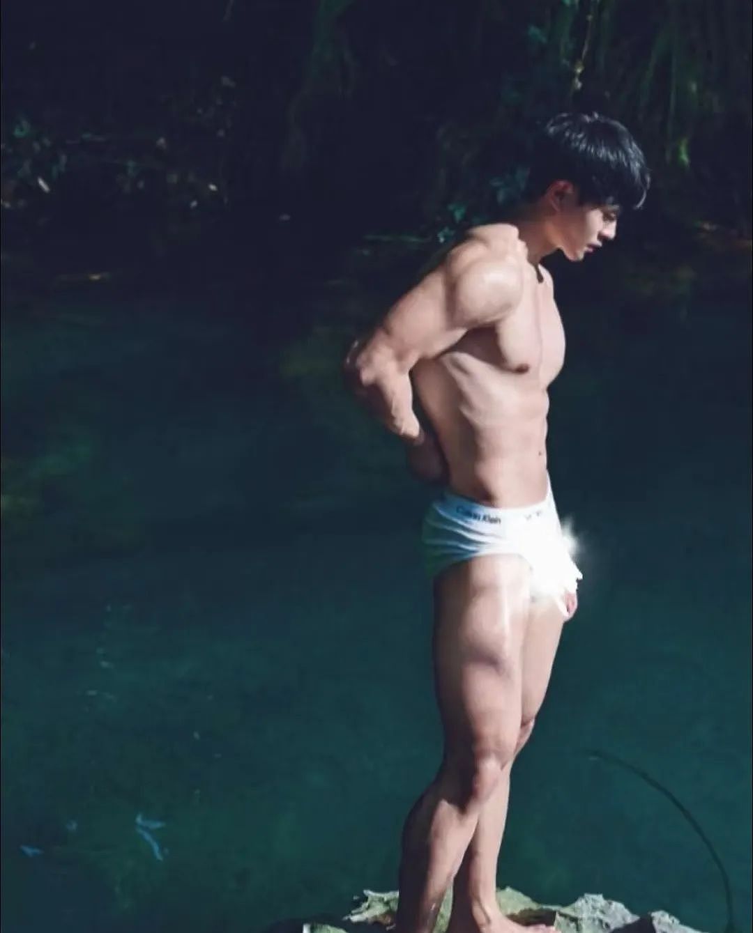 【帅哥】185性感肌肉小狼狗,饱满胸肌,八块腹肌,浴缸拍照太诱惑...(组图) - 8