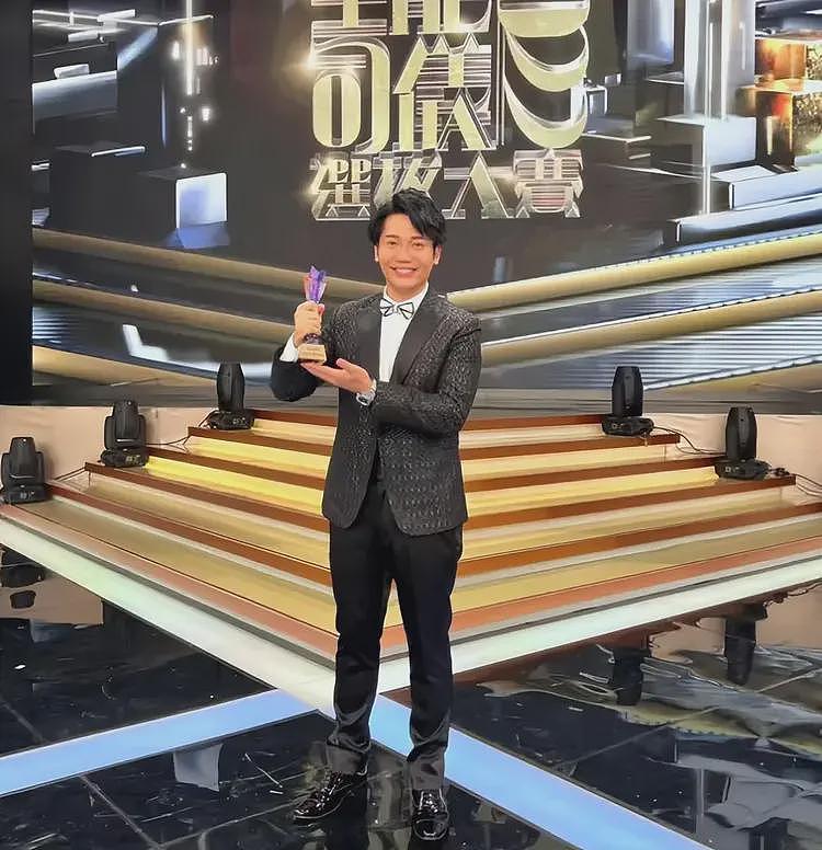 TVB艺人吐槽内地医生敷衍, 父亲摔倒忍痛返港,评论区大翻车(组图) - 3