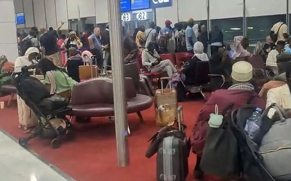300名旅客滞留巴黎机场，48小时缺水昏迷，员工都躲起来！（组图） - 1