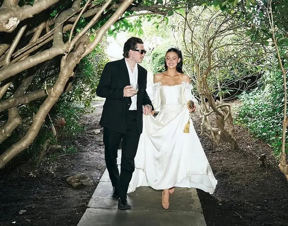 太狠!贝克汉姆好大儿为名媛老婆重办婚礼,爸妈弟妹压根没通知?小贝心碎:你干脆去掉爹的姓氏吧!(组图) - 24