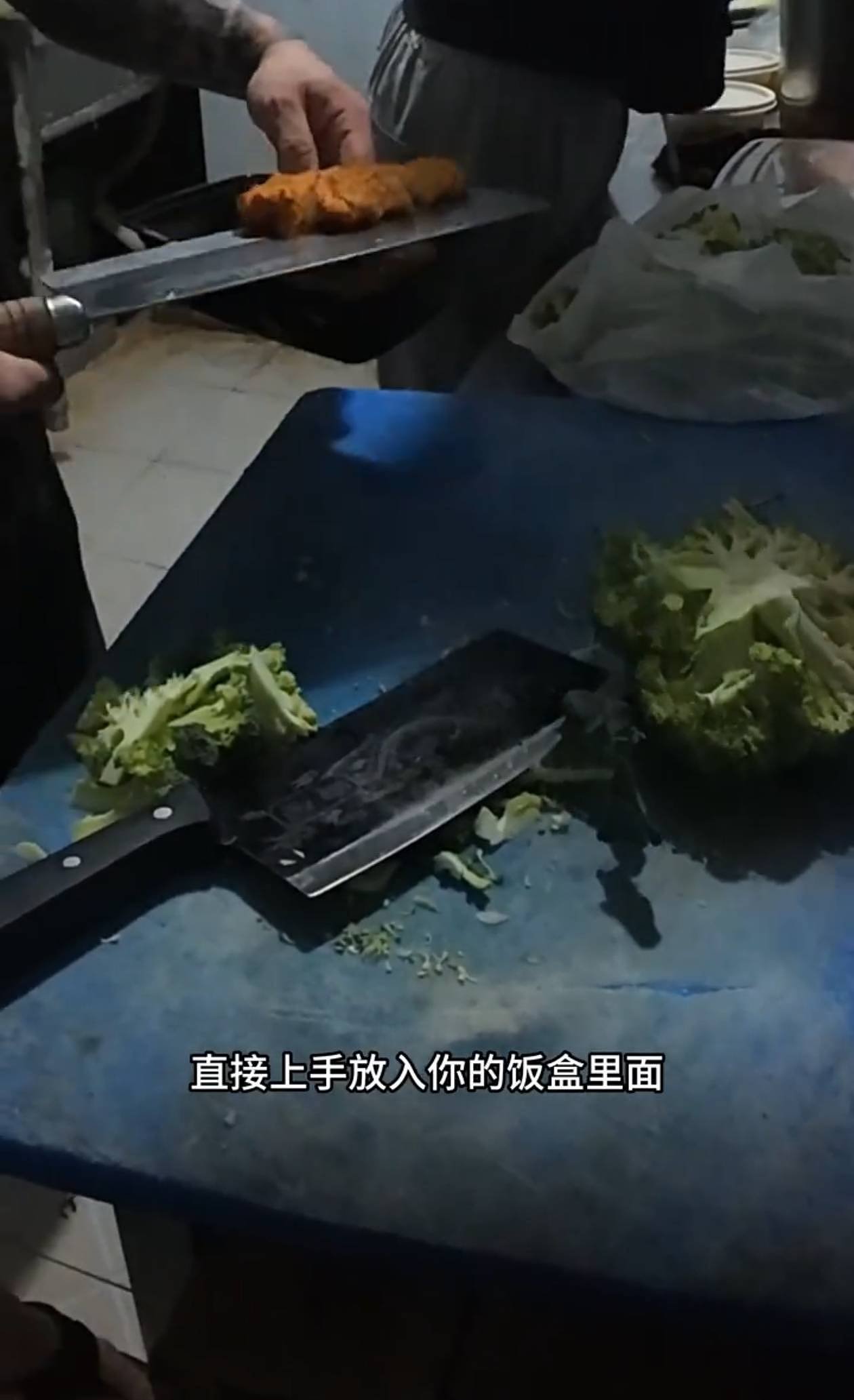 外卖员曝光小作坊:外卖档口隔间内徒手做蛋包饭(组图) - 2