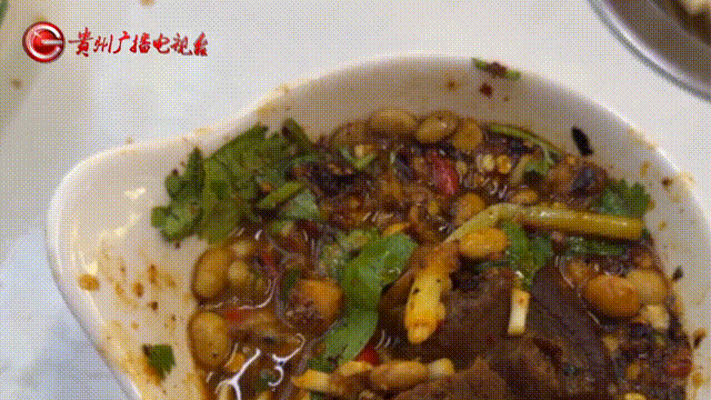 女子吃火锅见碗里活蛆蠕动当场呕吐，商家：这是蛋白质（组图） - 1