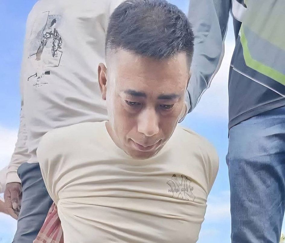 柬埔寨车辆陷泥泞,好心路人推车惊见满身伤尸体,中国男司机被捕(组图) - 3