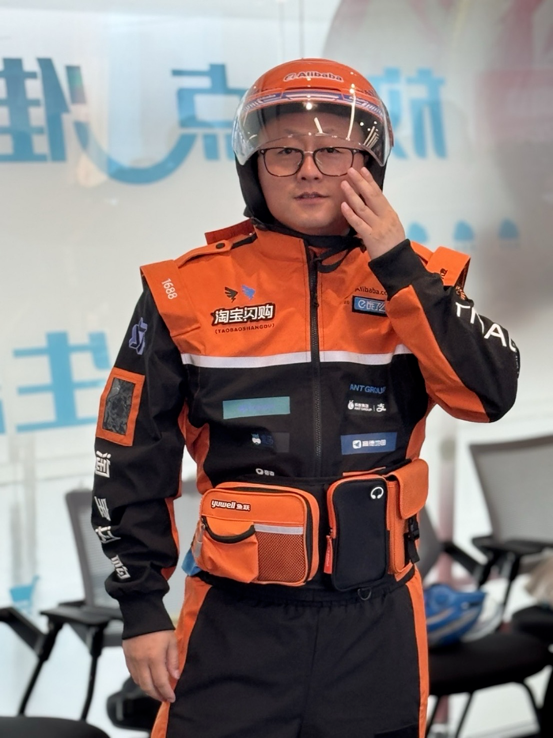淘宝闪购骑手新工装,撞脸迈凯伦赛车服!网友:这是外卖界F1?(组图) - 12