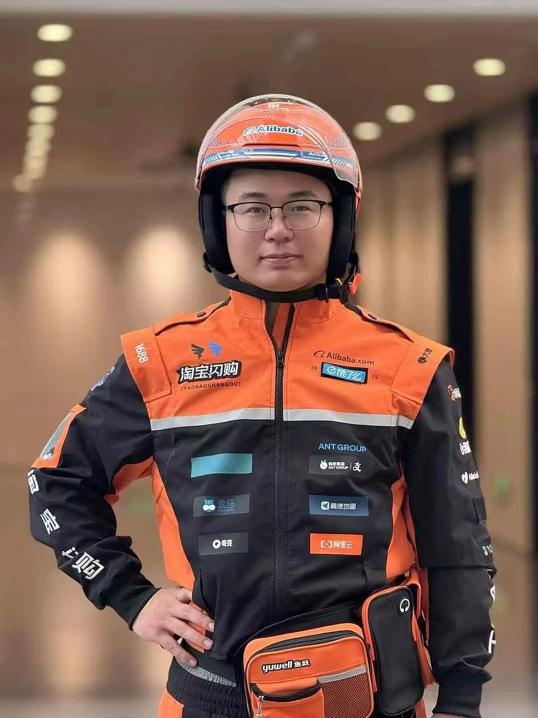 淘宝闪购骑手新工装,撞脸迈凯伦赛车服!网友:这是外卖界F1?(组图) - 11
